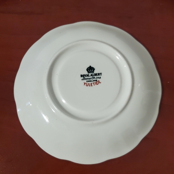 Vintage Royal Albert Yuletide Tea Cup Saucer and Tea Plate circa 1960 - Picture 6 of 13